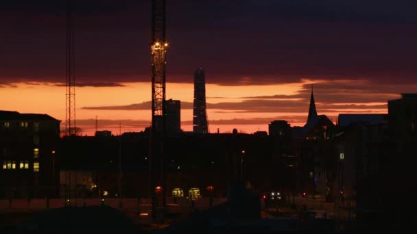 黄昏时分 城市天际轮廓的时间差从温暖 阳光普照变为黑暗 汽车以摩天大楼为背景 在前景中前行 橙色和黄色的夏季小镇 — 图库视频影像