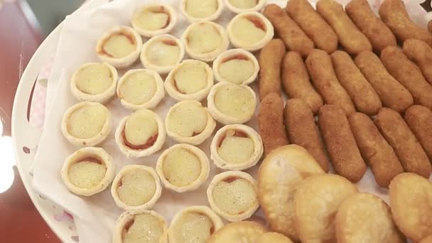 집에서 음식을 나누어 수있는 트리와 엠파나다가 놓여진 식욕을 돋우는 사람들의 — 비디오