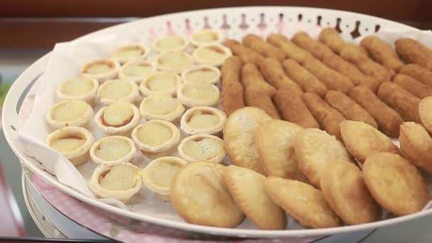 Appetizers Een Dienblad Vol Gebak Empanada Delen Zelfgemaakte Fastfood — Stockvideo