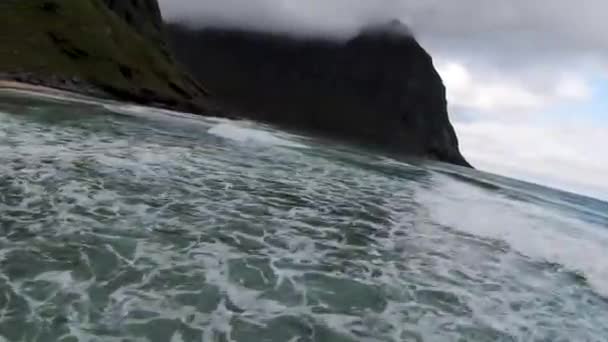 Flying Ocean Waves Breaking Beach Kvalvika Beach Norway Overlooking Mountains — Stock Video
