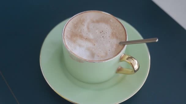 Una Tazza Caffè Verde Batte Nel Ristorante Close Video — Video Stock