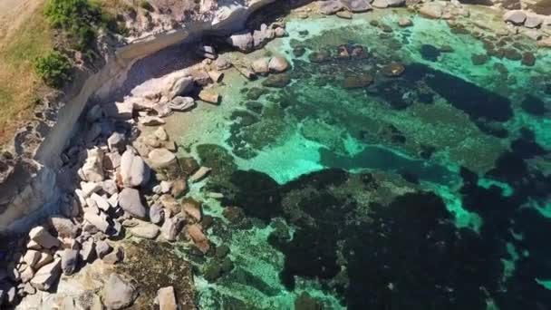 Aerial View Beautiful Rocky Coastline Amazing Ocean Patterns Turquoise Water — Vídeos de Stock