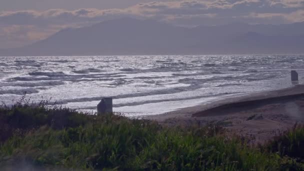Fale Oceaniczne Samotna Osoba Patrząca Morze — Wideo stockowe