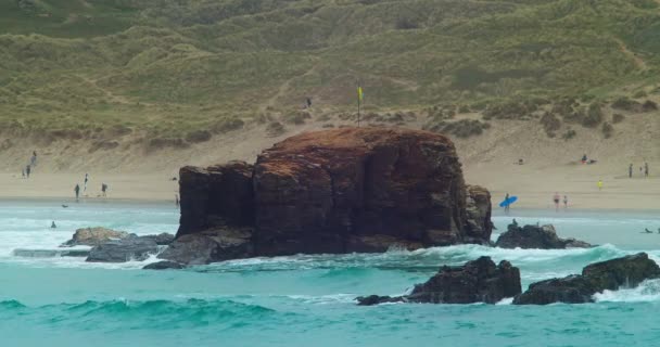 Turistas Perranporth Beach View Waving Bandeira Ucraniana Montada Chapel Rock — Vídeo de Stock