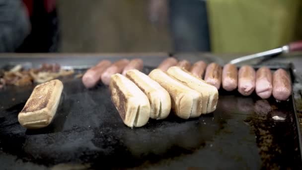 Leckere Hotdogs Werden Gekocht — Stockvideo