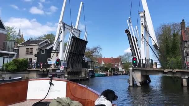 Sloop Zeilen Rivier Vecht Utrecht Nederland Nadert Een Ophaalbrug Een — Stockvideo