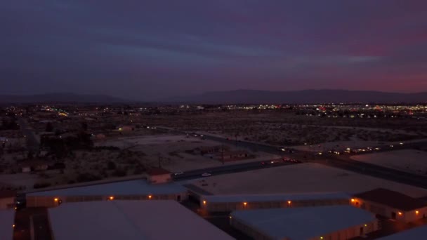黄昏时分 无人机在美丽的天空中掠过了高原地区的维多利亚维尔 — 图库视频影像