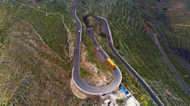 Sinuoso Camino Montaña Isla Lanzarote Con Muchos Coches Autobús Amarillo — Vídeo de stock
