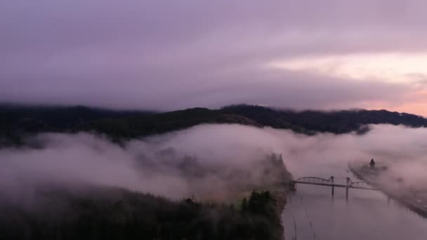 クーズ川と橋の上の劇的なオレゴンの日の出 ドローンのパンニングショット — ストック動画