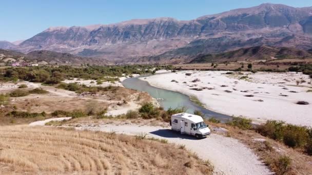 Vanlife Gjirokaster Albanien Wohnmobil Wohnmobil Bleibt Fluss Dron Und Den — Stockvideo