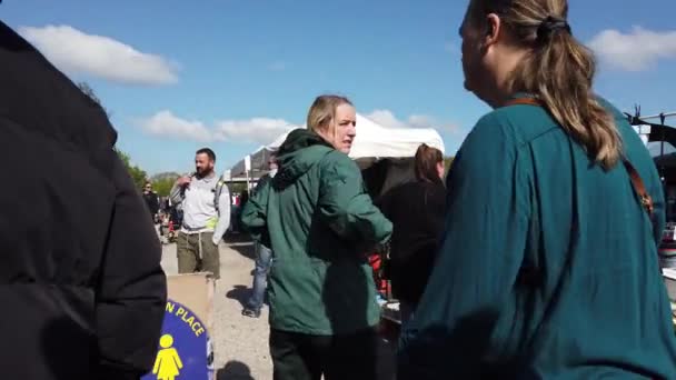 Bargain Hunters Browsing Deals Busy British Weekend Car Boot Sale — Stock Video