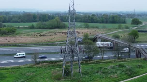 Voertuigen Snelweg M62 Passeren Pylonen Toren Het Platteland Landbouwgrond Velden — Stockvideo