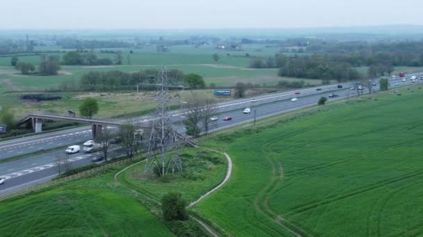 Voertuigen Snelweg M62 Passeren Pylonen Toren Het Platteland Landbouwgrond Velden — Stockvideo