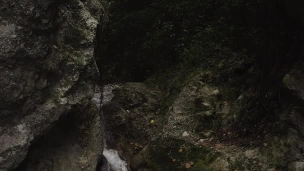 Dolly Out Shot Una Grotta Buia Situata Nel Balneario Mata — Video Stock