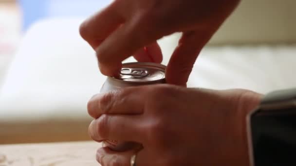 女性はリングプルを使用してソーダ缶を開き その後飲む — ストック動画