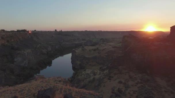Idaho Canyon River Sunset Drone Εδραιώνει Πυροβολισμό — Αρχείο Βίντεο
