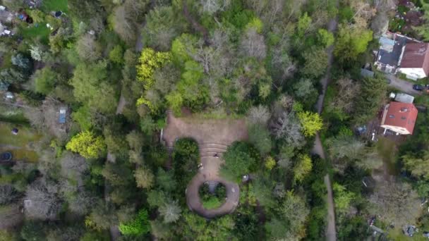 Monument Sur Montagne Dans Une Banlieue Vol Douceur Vue Aérienne — Video