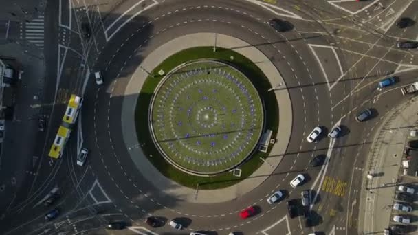 メトロポリス 車や公共交通機関でのラウンドトラフィックの空中ビューのトップダウン 回転する高角度ドローンショット — ストック動画