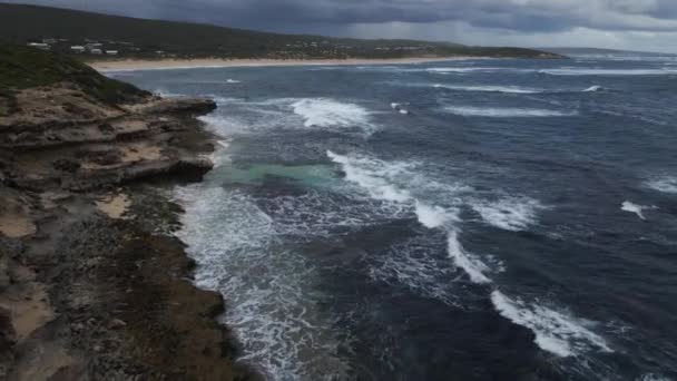 Angle Élevé Dynamique Rivage Avec Fortes Vagues Eau Par Beau — Video