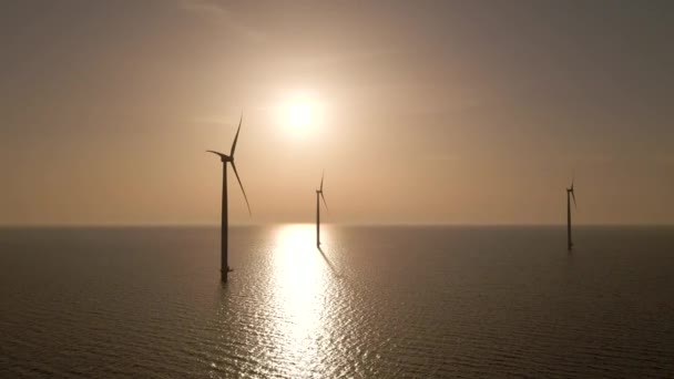 Luchtbewaking Windmolens Aan Horizon Boven Water Bij Zonsondergang Duurzame Energie — Stockvideo