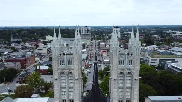 Drone Desciende Medio Cruz Iglesia Religiosa Revelando Belleza Basílica Nuestra — Vídeo de stock