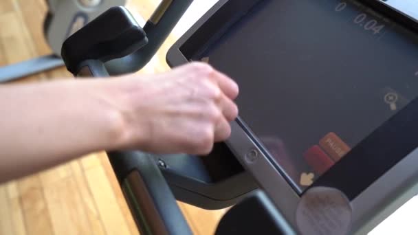 Person Finger Touching Selecting Touch Screen Monitor Treadmill Dalam Bahasa — Stok Video