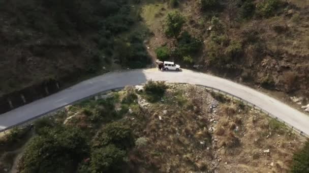 Carro Quebrado Montanhas Estreitas Estrada Himalaya Índia Himachal Pradesh Jipe — Vídeo de Stock