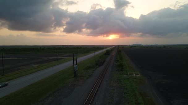 Αεροπλάνο Πάνω Από Άδειες Σιδηροδρομικές Γραμμές Στο Ηλιοβασίλεμα Στο Τέξας — Αρχείο Βίντεο