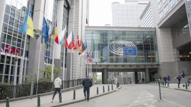 People Walking Street Parliament Buildings European Union Flags Brussels Belgium — Stock Video
