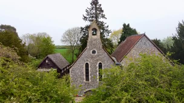 Drone Ascendiendo Lentamente Mostrando Rostro Una Iglesia Blean Cerca Canterbury — Vídeos de Stock