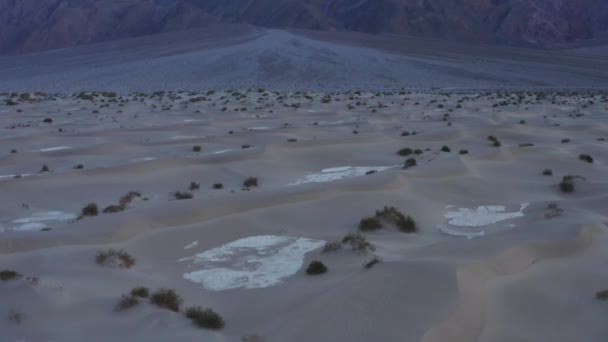 Kippschuss Zeigt Riesigen Berg Der Wüste Sanddünen Vordergrund Drohnenvideo — Stockvideo