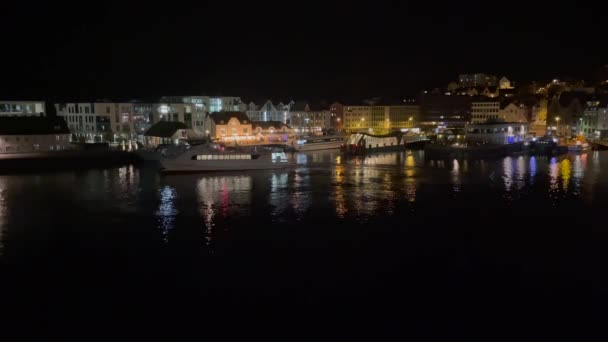 特快艇夜间驶离阿莱松港的船坞 — 图库视频影像