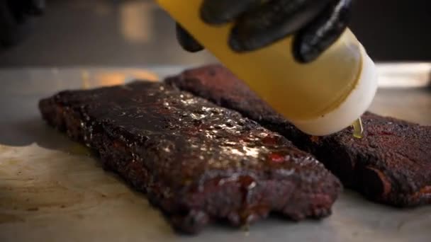 Pitmaster Couches Épaisses Miel Sur Les Côtes Porc Barbecue Chef — Video