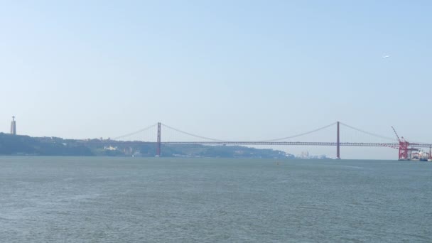 Tagus Nehri Sahnesi Arka Planda Abril Köprüsü Lizbon Parazit — Stok video