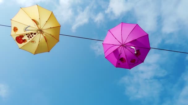 Regenparaplu Ophangen Tegen Blauw Heldere Zonnige Hemel Als Decoratie Asiatische — Stockvideo