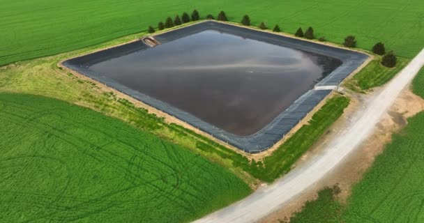 农场储水池中的水 农业保护径流和暴雨 环绕着绿地的美国农村的空中 — 图库视频影像