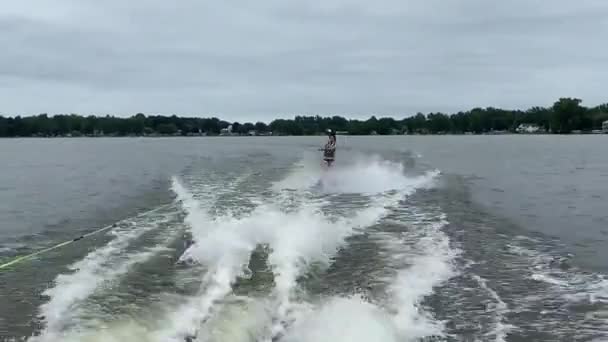 Persona Wakeboarding Detrás Barco Lago — Vídeos de Stock