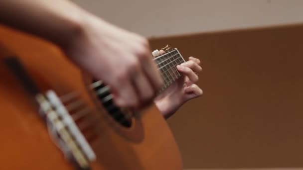 Niño Tocando Guitarra Interior Escuela — Vídeos de Stock