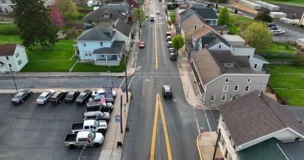 Amerika Nın Küçük Bir Kasabasında Araba Galerisi Amerikan Bayrağı Sokak — Stok video
