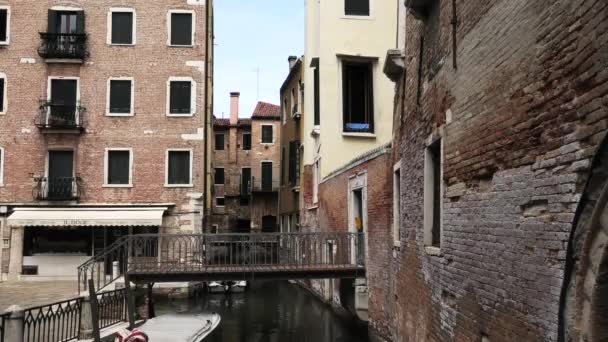 Тихий Канал Небольшим Мостом Венеции Италия Желтыми Красными Домами — стоковое видео