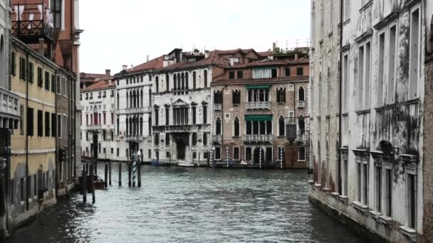 Quiet Canal Junction Venice Italy House Facades Boats Palazzo — Video