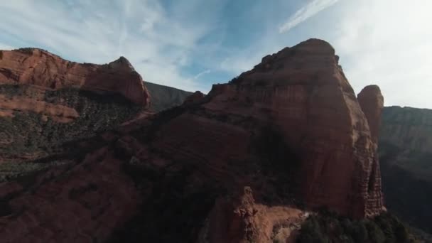 Volando Alrededor Las Cimas Montaña Sedona Como Águila Durante Hermoso — Vídeo de stock