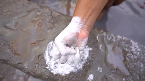 Ηφαίστειο Λάσπη Στα Χέρια Στο Μπάνιο Ελατήρια — Αρχείο Βίντεο