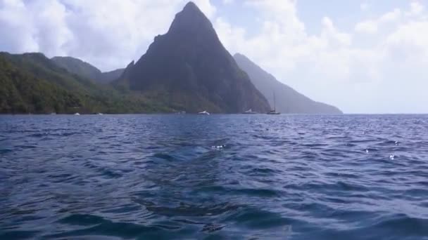Vista Panoramica Rallentatore Delle Montagne Pitoni Una Barca — Video Stock
