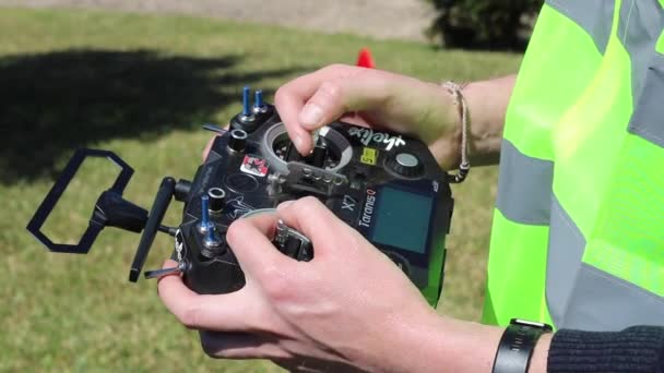 Primer Plano Control Remoto Man Flying Drone Equipo Uav Profesional — Vídeos de Stock