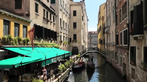 カップルは静かなヴェネツィア イタリアの運河でゴンドラに乗って出航 — ストック動画