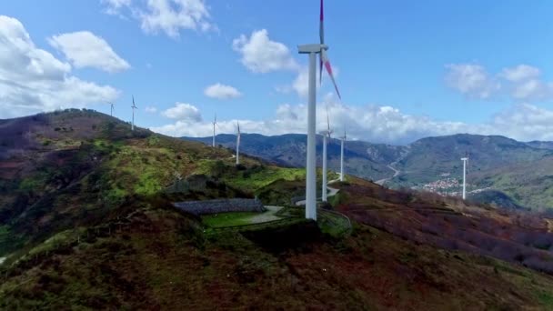 Vista Estática Las Turbinas Viento Blanco Que Mueven Sobre Terreno — Vídeos de Stock