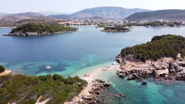 Arnavutluk Ksamil Adaları Ndaki Küçük Beyaz Kumsal Plajında Nsanlar Rahatladı — Stok video