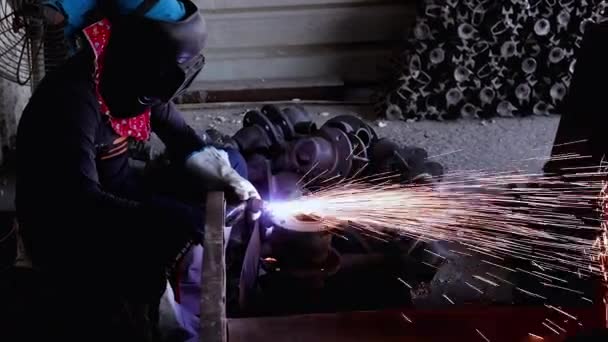 Soldadura Metal Quente Faíscas Trabalhador Com Vestuário Segurança Ferro Aço — Vídeo de Stock