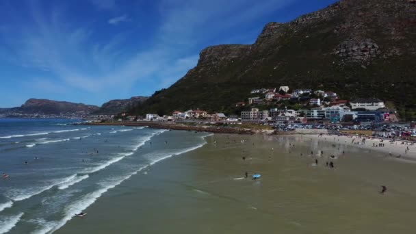 Side Drone Shot Van Surfers Muizenberg Strand Kaapstad Docenten Van — Stockvideo